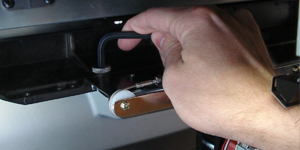 Remove the thumb screws tighten_thumb_screw.png