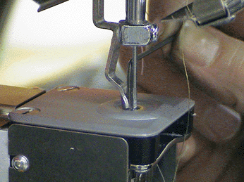 presser_foot_to_needle_check.gif