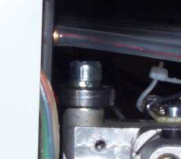 thread_feeder_radial_bearing_behind_needle_case.jpg